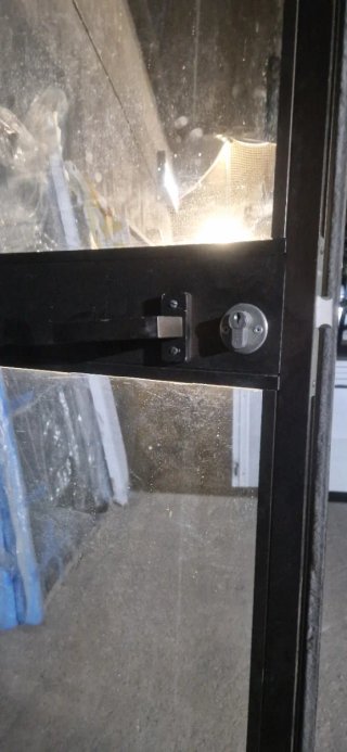 Puerta de aluminio hoja abatible