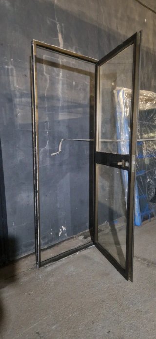Puerta de aluminio hoja abatible