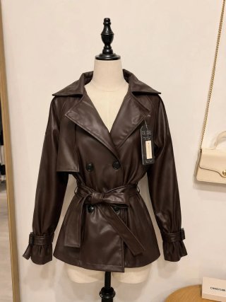 Gabardina negra con cinturón