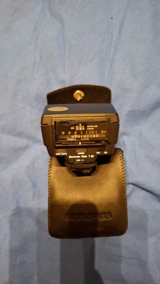 Fotocamera Olympus OM10 con accessori