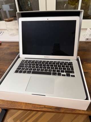 MacBook Air 13” con caja y cables nuevos