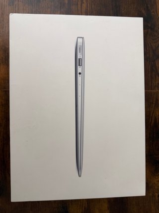 MacBook Air 13” con caja y cables nuevos
