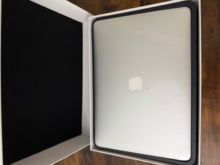MacBook Air 13” con caja y cables nuevos