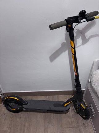 Patinete Eléctrico Negro y Amarillo