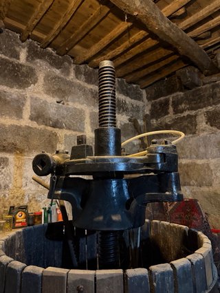 Prensa de vino antigua de madera