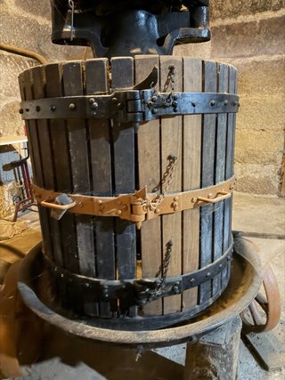 Prensa de vino antigua de madera