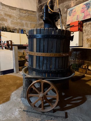 Prensa de vino antigua de madera