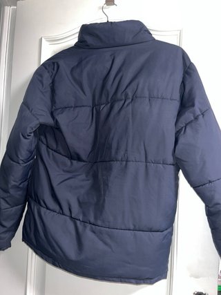 Chaqueta acolchada azul con forro de cuadros