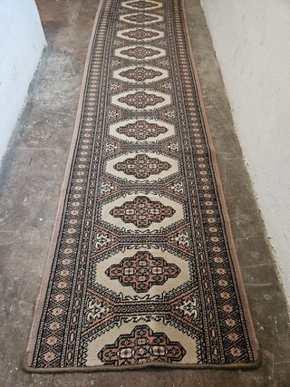 Alfombra pasillera larga estilo persa