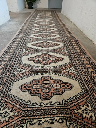 Alfombra pasillera larga estilo persa