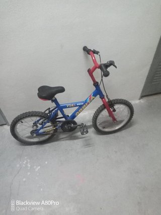 Bicicleta infantil azul y roja