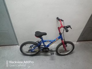Bicicleta infantil azul y roja