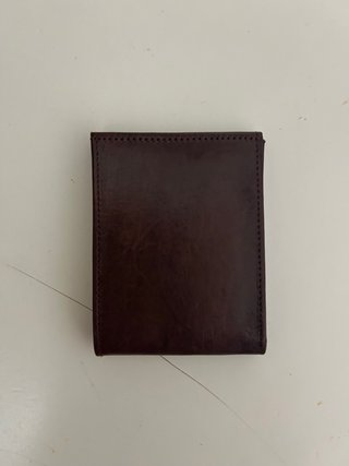 Cartera de piel marrón