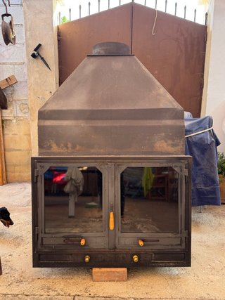 Chimenea de leña hierro y embellecedor de madera
