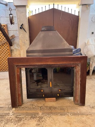 Chimenea de leña hierro y embellecedor de madera