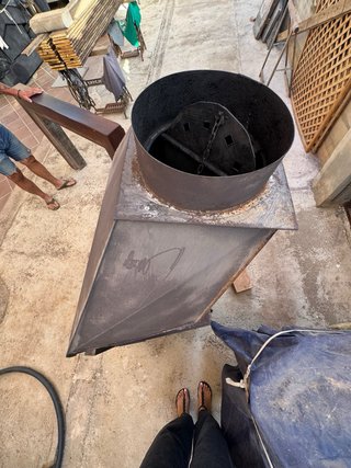 Chimenea de leña hierro y embellecedor de madera