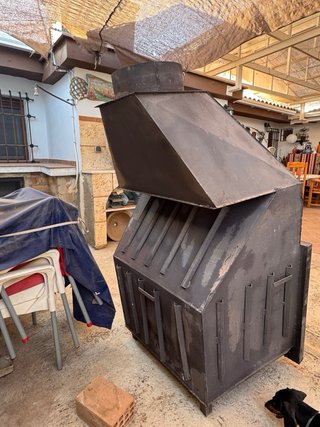 Chimenea de leña hierro y embellecedor de madera