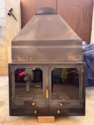 Chimenea de leña hierro y embellecedor de madera
