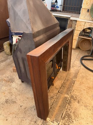 Chimenea de leña hierro y embellecedor de madera