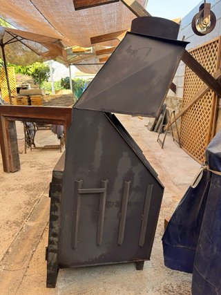 Chimenea de leña hierro y embellecedor de madera