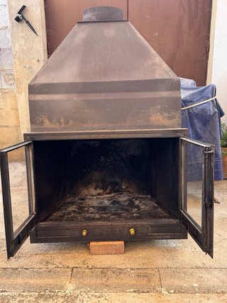 Chimenea de leña hierro y embellecedor de madera
