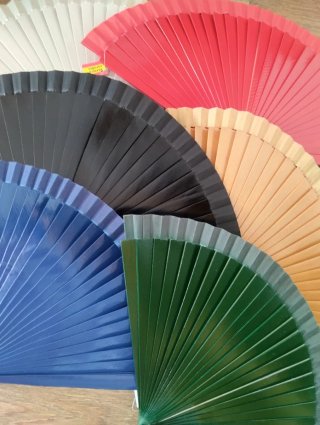 Abanicos de colores (Naranja, Azul, Blanco)