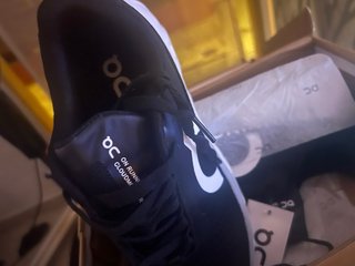 Zapatillas On Running Negras y Blancas