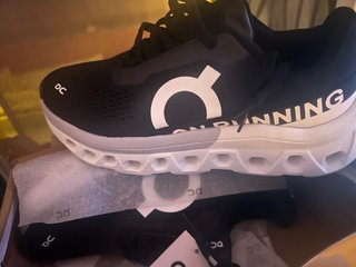 Zapatillas On Running Negras y Blancas