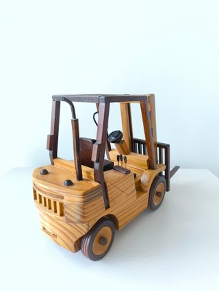 Maqueta empilhadora madeira
