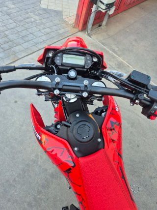QJMOTOR COV 125 Enduro Roja