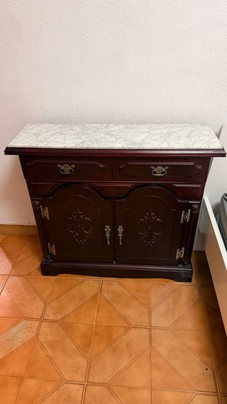 Recibidor clásico madera y mármol