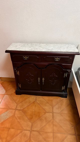 Recibidor clásico madera y mármol