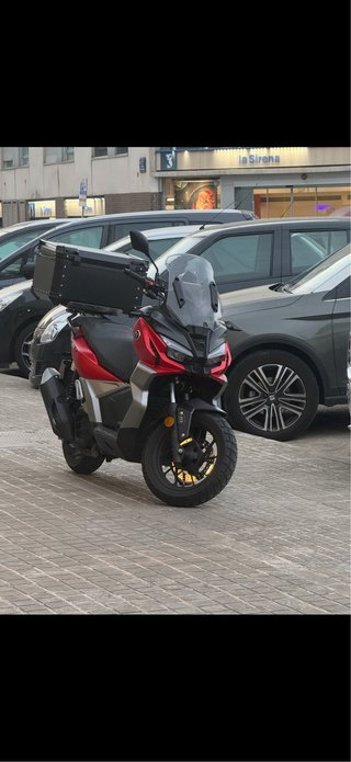 Maxi Scooter Negra y Roja VOGE ADV 125 año 2025  ,