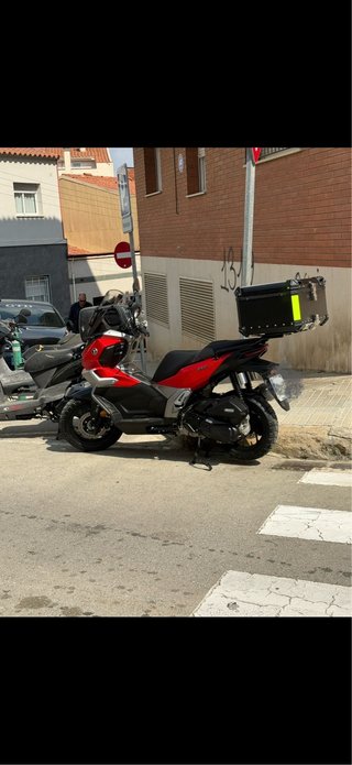 Maxi Scooter Negra y Roja VOGE ADV 125 año 2025  ,