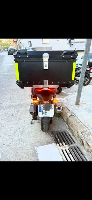 Maxi Scooter Negra y Roja VOGE ADV 125 año 2025  ,