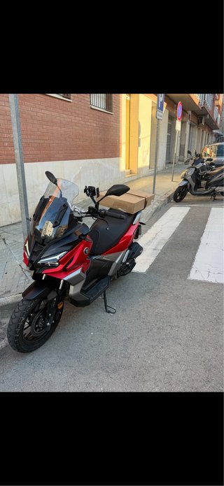 Maxi Scooter Negra y Roja VOGE ADV 125 año 2025  ,