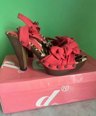 Sandalias de tacón rojas con lazo