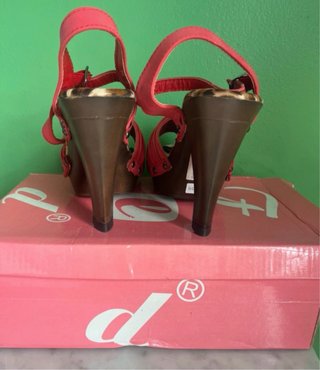 Sandalias de tacón rojas con lazo