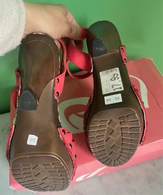 Sandalias de tacón rojas con lazo