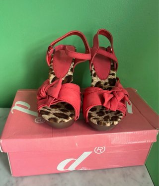 Sandalias de tacón rojas con lazo