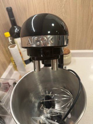 Batidora amasadora negra de pie con accesorios