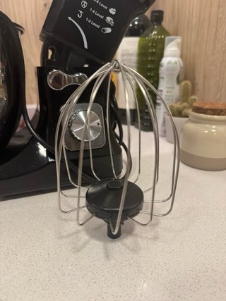 Batidora amasadora negra de pie con accesorios