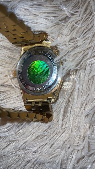 Reloj de Pulsera Dorado Elegante – Esfera Plateada