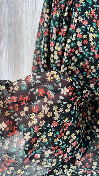 Blusa transparente de flores negra de Mango
