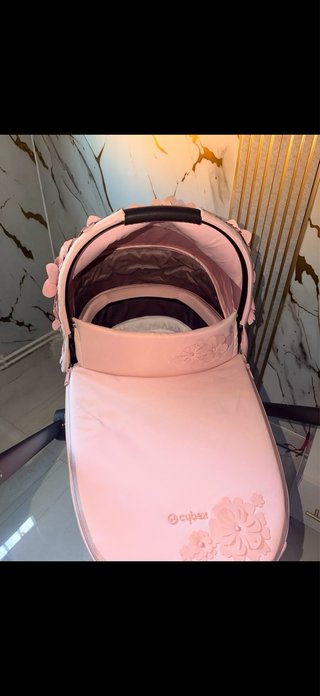 Carrito de bebé rosa con flores