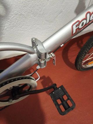 Bicicleta Plegable Plateada marca Folding.
