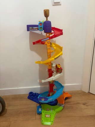 Torre de coches de juguete