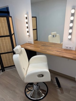Silla de maquillaje profesional blanca