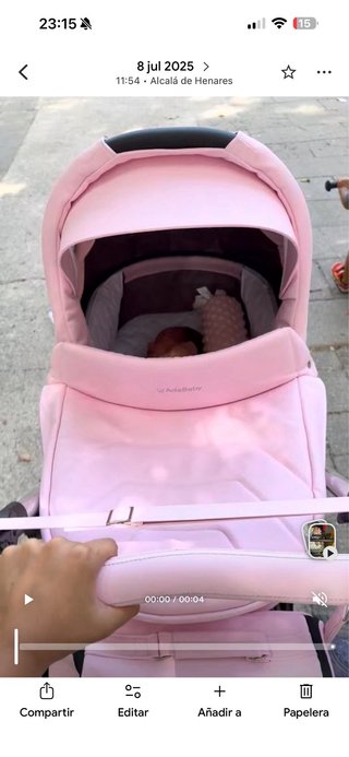 Carro de bebé rosa con bolso