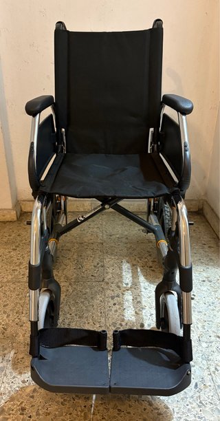 Silla de ruedas plegable, con frenos.